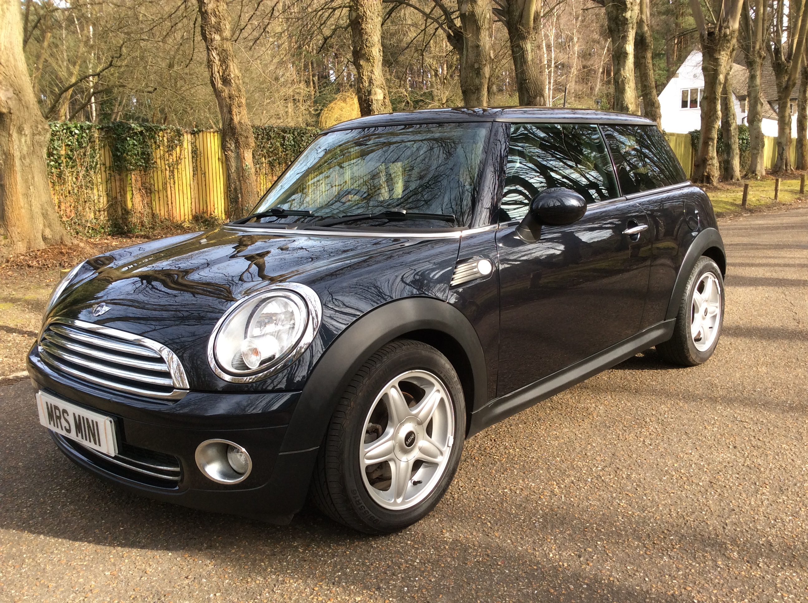 Too Late Vera has chosen this 2007 57 MINI ONE 1.4 in Black with