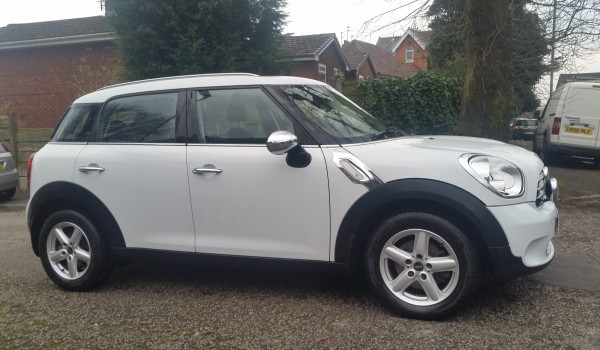 2010 MINI One Countryman in White with Low Miles